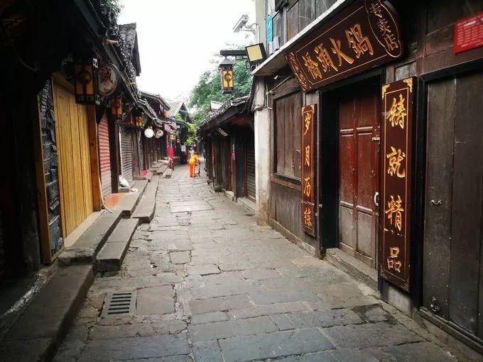 英语in neat rows怎么翻译？